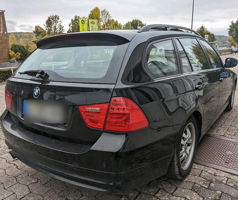 Schwarz Gebraucht 2009 BMW 320 Kombi | 3.750 € (Superpreis) - Bild 1/4
