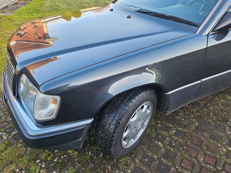 Gebraucht Mercedes 220 150 PS (110 kW) 1993 Schwarz Coupé