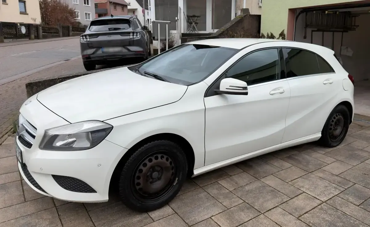 Gebraucht Mercedes A180 122 PS (89 kW) 2013 Weiß Kleinwagen
