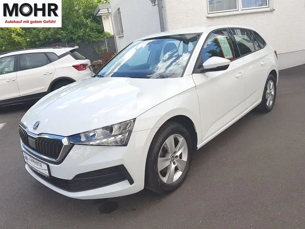 Gebraucht Skoda Scala Active 110 PS (80 kW) 2021 Weiß Kleinwagen