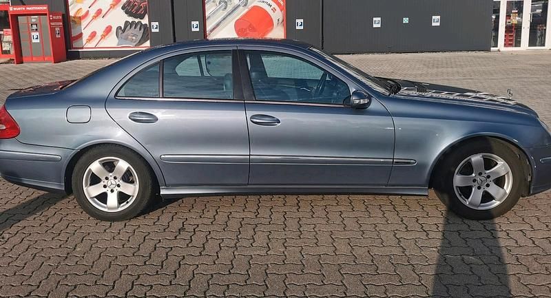 Blau Gebraucht 2003 Mercedes E220 Avantgarde Limousine | 3.250 € - Bild 1/4
