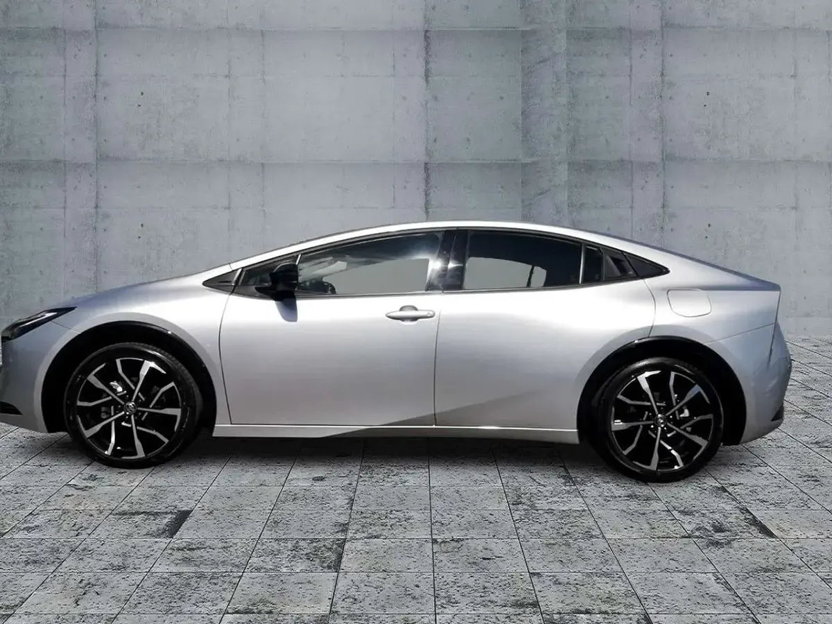 Neu Toyota Prius Executive 223 PS (164 kW) 2025 Silver metallic Kleinwagen