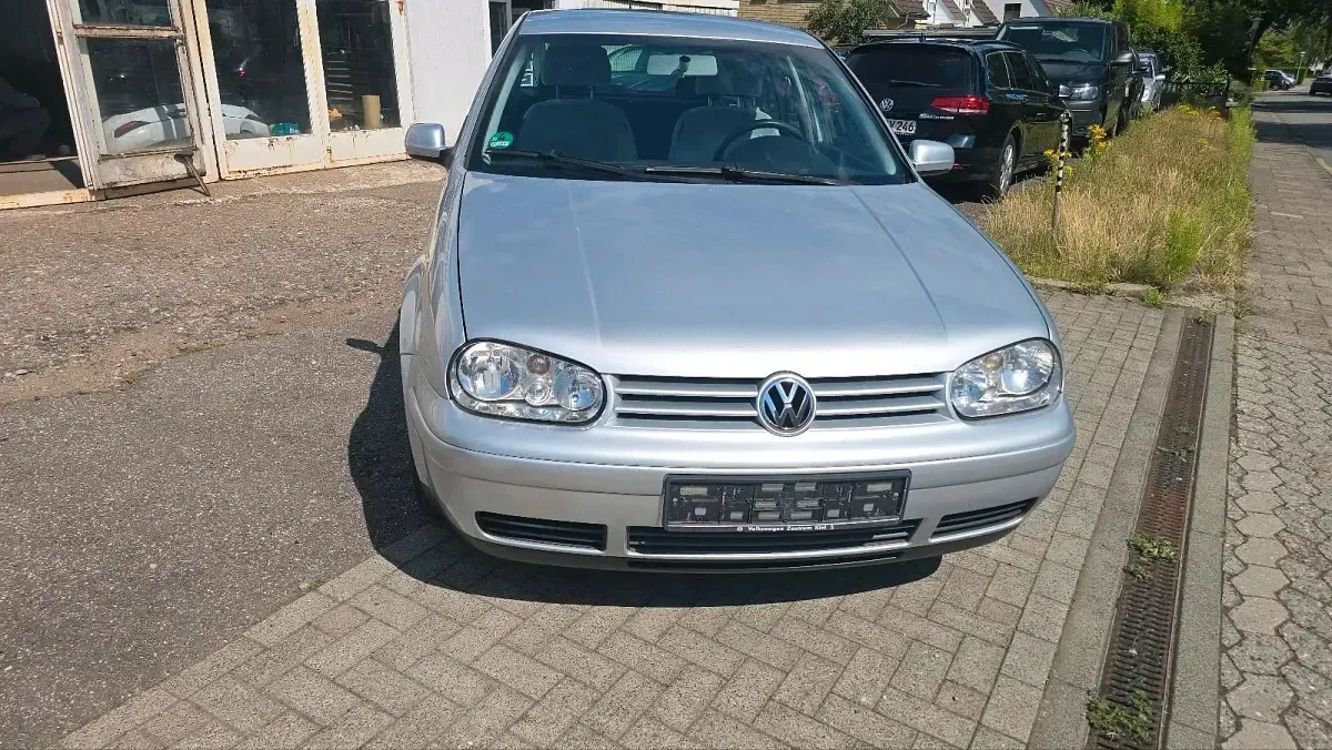Gebraucht VW Golf IV 100 PS (73 kW) 2003 Silber Limousine