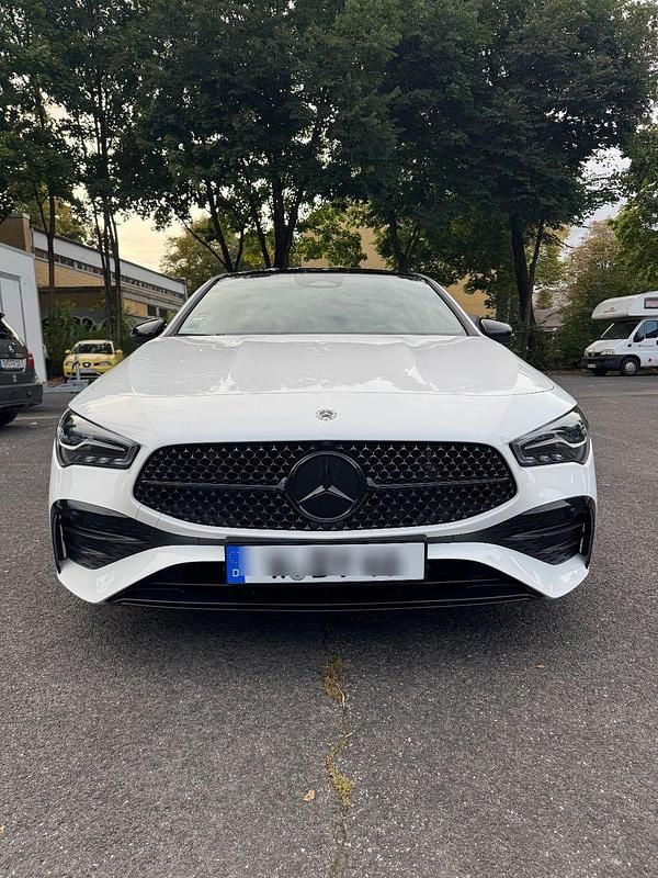 Weiß Gebraucht 2023 Mercedes CLA200 Coupé | 39.499 € (Teuer) - Bild 1/4
