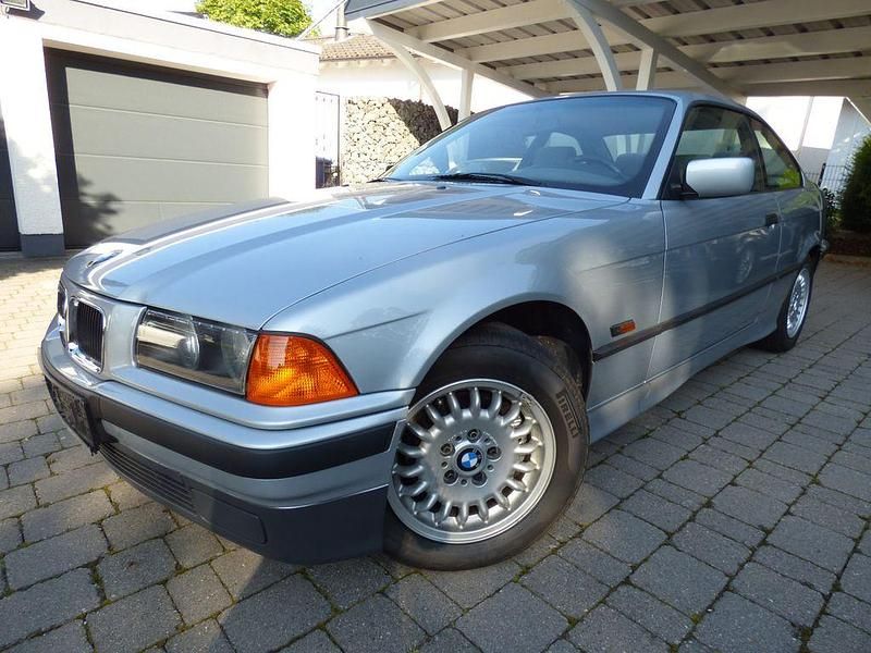 Arktissilbermetallic Gebraucht 1995 BMW 320 Coupé | 9.999 € - Bild 1/4