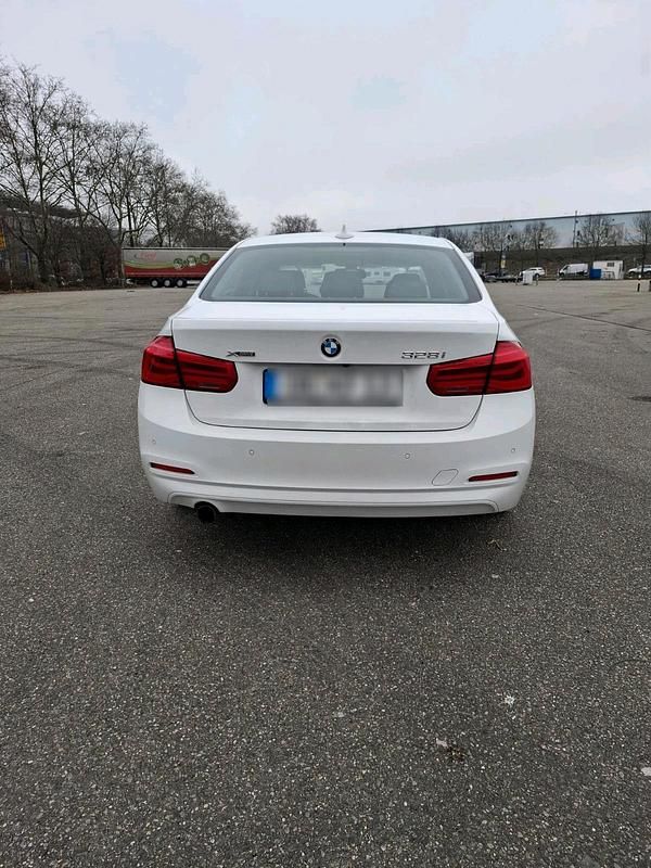 Gebraucht BMW 320 184 PS (135 kW) 2017 Weiß Limousine