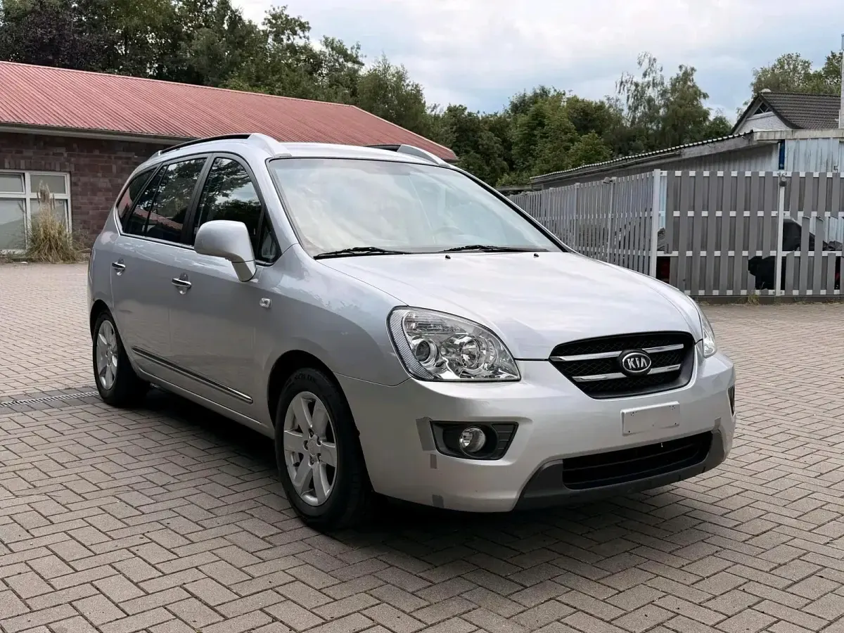 Gebraucht Kia Carens 144 PS (105 kW) 2007 Silber Van / Kleinbus