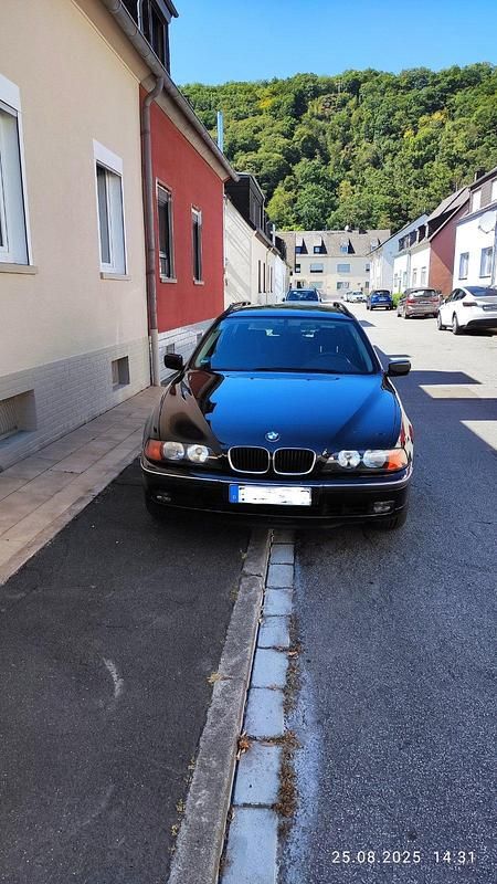 Schwarz Gebraucht 2000 BMW 523 Kombi | 5.600 € (Teuer) - Bild 1/4