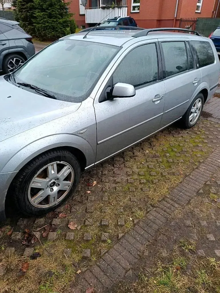 Usado Ford Mondeo 125 CV (91 kW) 2004 Plateado Familiar