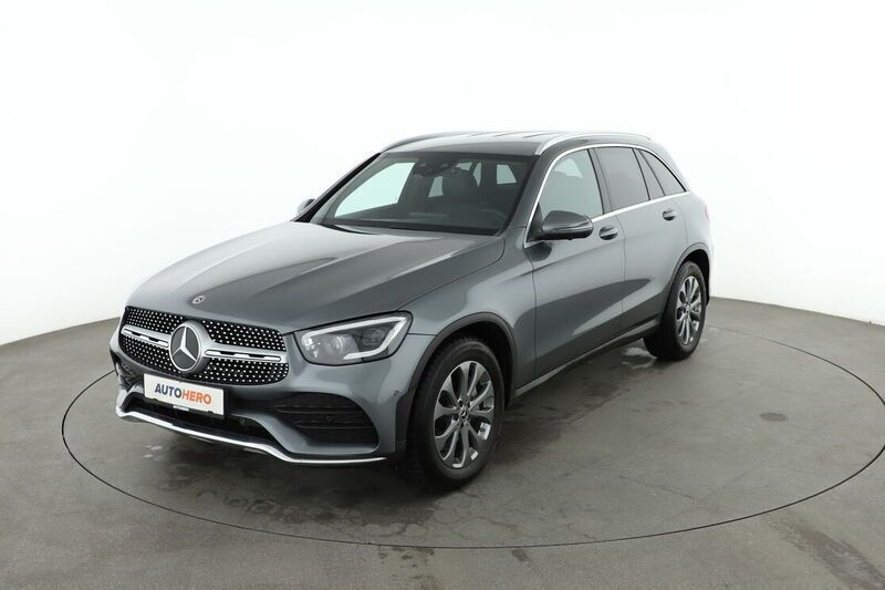 Grau Gebraucht 2020 Mercedes GLC200 AMG line SUV | 34.920 € - Bild 1/4