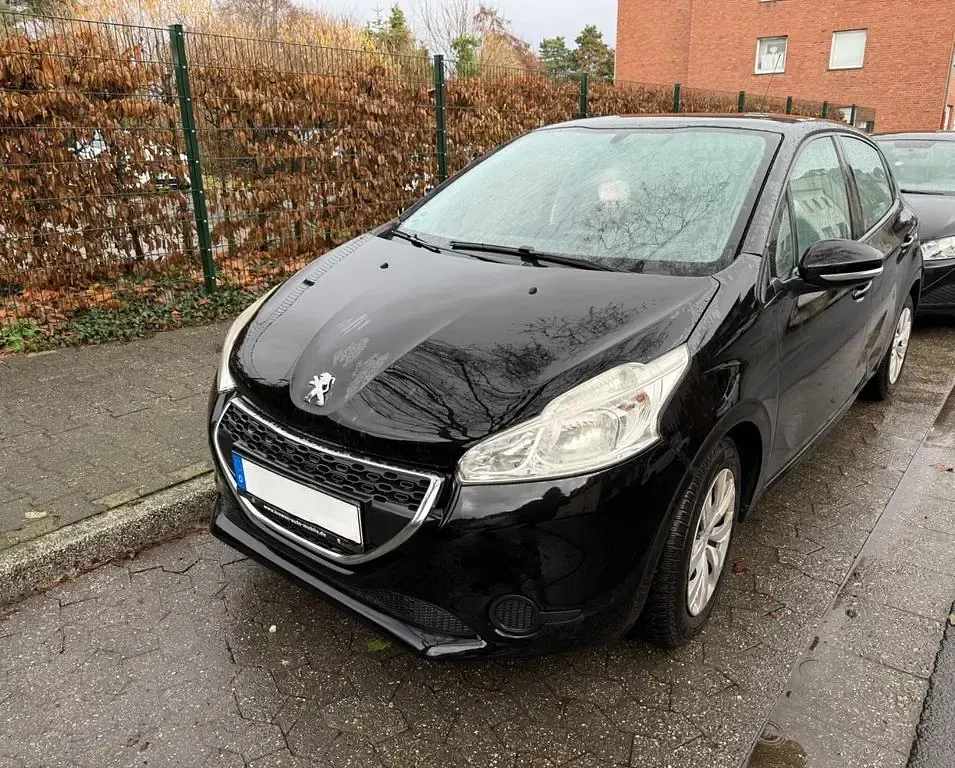 Gebraucht Peugeot 208 Active 68 PS (50 kW) 2014 Schwarz Kleinwagen