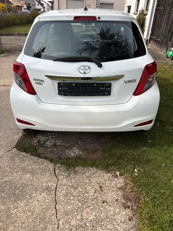 Gebraucht Toyota Yaris 69 PS (50 kW) 2013 Weiß Kleinwagen