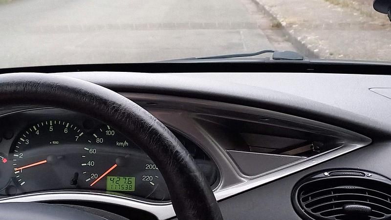 Gebraucht Ford Focus 75 PS (55 kW) 2004 Silber Limousine