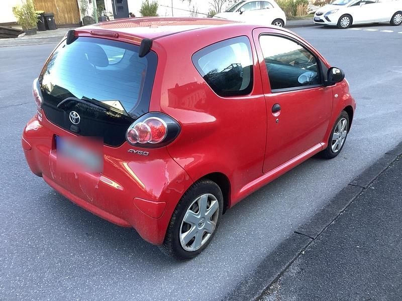 Gebraucht Toyota Aygo 68 PS (50 kW) 2009 Rot Kleinwagen