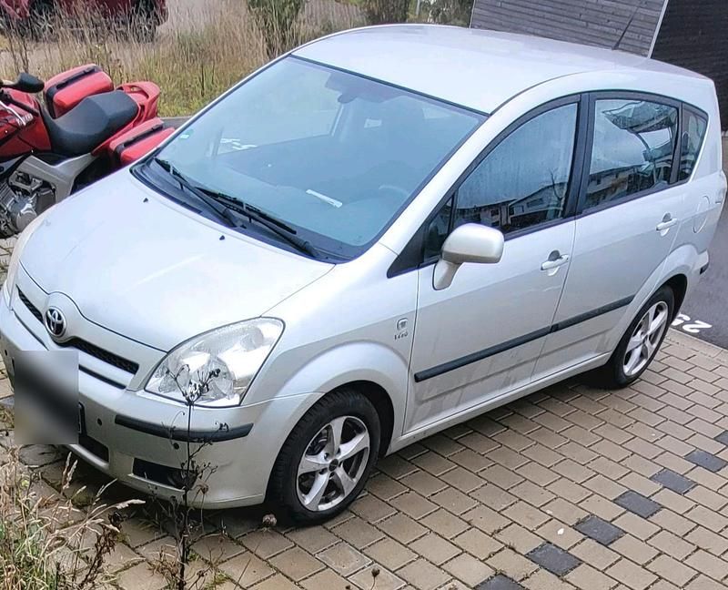 Silber Gebraucht 2004 Toyota Corolla Verso Van / Kleinbus | 2.900 € (Guter Preis) - Bild 1/4