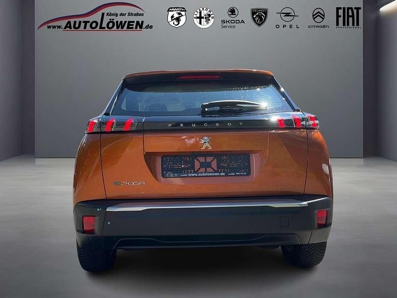 Gebraucht Peugeot e-2008 Active 100 kW (136 PS) 2022 Metfa orange fusion SUV