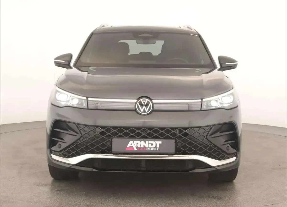 Gebraucht VW Tiguan R-line 193 PS (141 kW) 2024 Delfingrau SUV