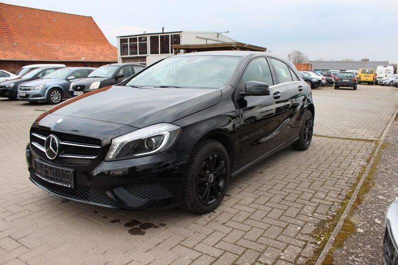 Kosmosschwarz metalliclack Gebraucht 2014 Mercedes A180 Limousine | 10.990 € (Fairer Preis) - Bild 1/4