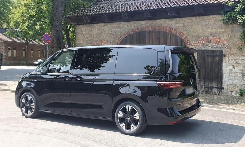 Second-hand VW Multivan 150 CP (110 kW) 2025 Negru Monovolum