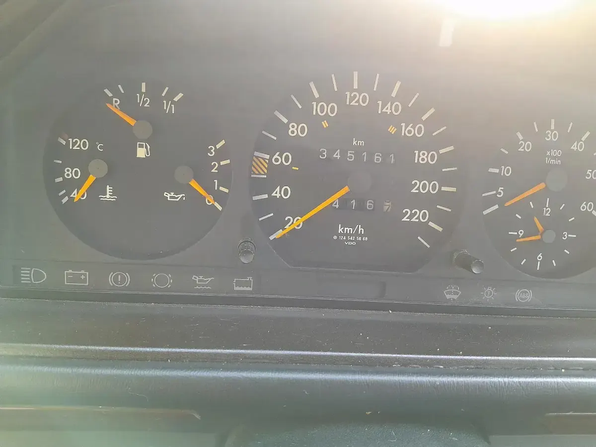 Używany Mercedes E300 146 KM (107 kW) 1990 Sedan/Limuzyna