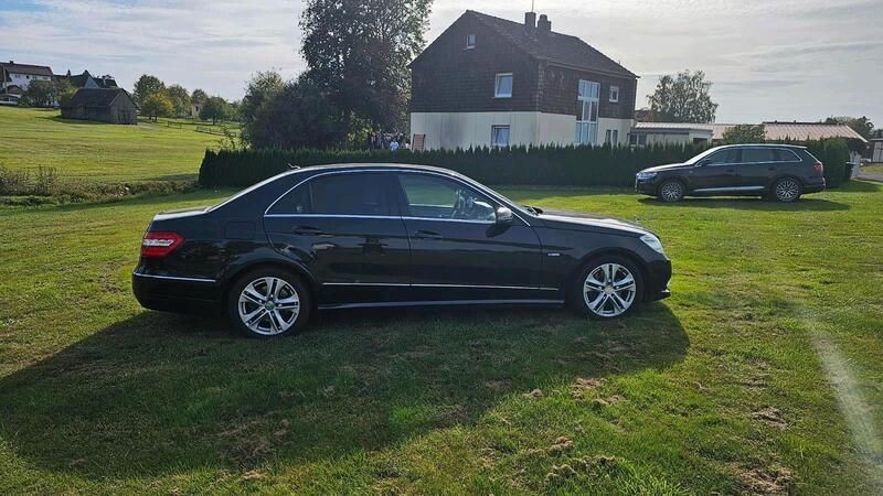 Schwarz Gebraucht 2009 Mercedes E250 Limousine | 8.500 € (Fairer Preis) - Bild 1/4