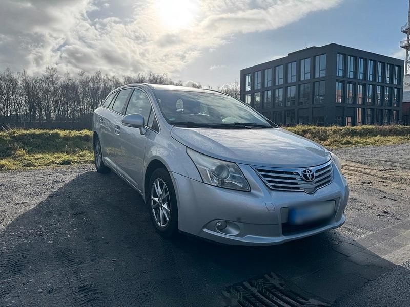 Gebraucht Toyota Avensis 126 PS (92 kW) 2011 Silber Kombi
