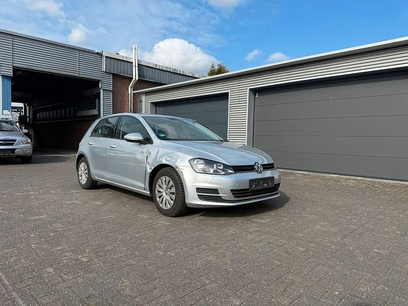 Gebraucht VW Golf VII Trendline 110 PS (80 kW) 2016 Silber Limousine