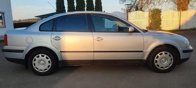 Second-hand VW Passat 125 CP (91 kW) 2000 Argintiu Berlinǎ