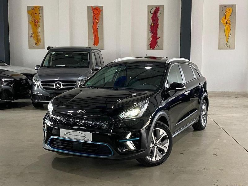 Schwarz metall. Gebraucht 2021 Kia e-Niro Spirit SUV | 22.880 € (Fairer Preis) - Bild 1/4