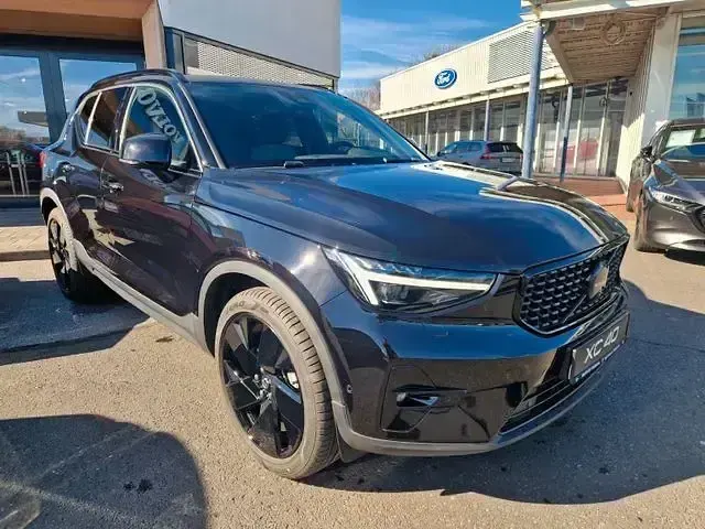 Używany Volvo XC40 Plus 163 KM (119 kW) 2025 Czarny SUV