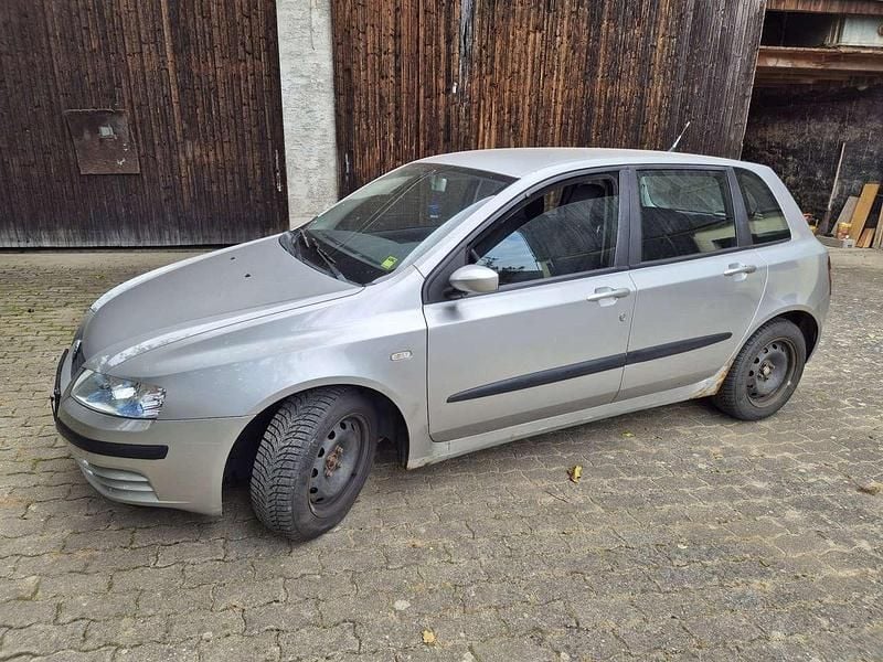 Grau Gebraucht 2002 Fiat Stilo Dynamic Kleinwagen | 750 € (Superpreis) - Bild 1/4