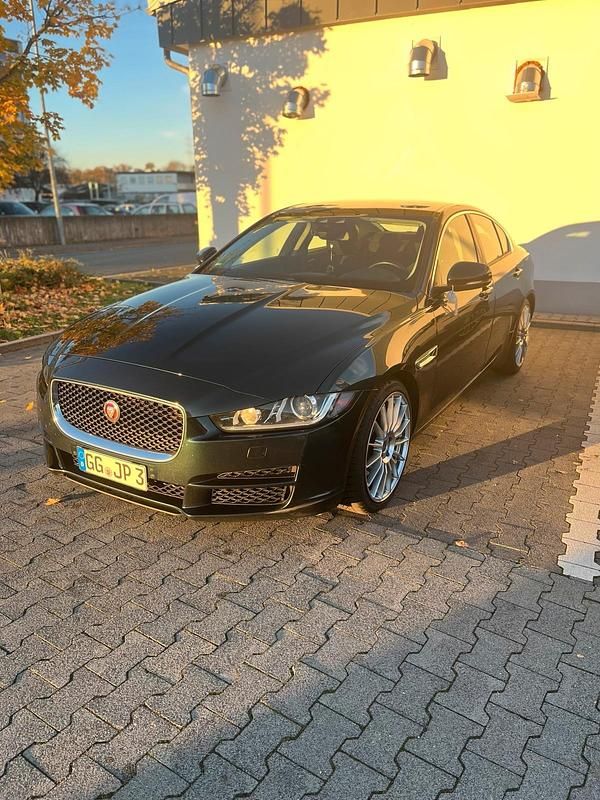 Grün Gebraucht 2015 Jaguar XE Limousine | 11.900 € (Teuer) - Bild 1/4
