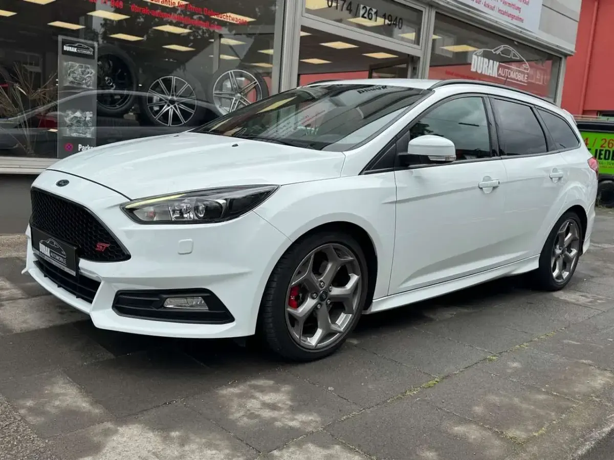 Gebraucht Ford Focus ST 250 PS (183 kW) 2017 Frozen white Kombi