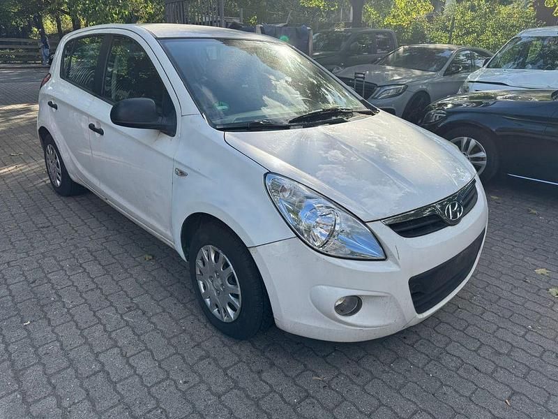 Weiß Gebraucht 2012 Hyundai i20 Comfort Limousine | 1.290 € (Superpreis) - Bild 1/4
