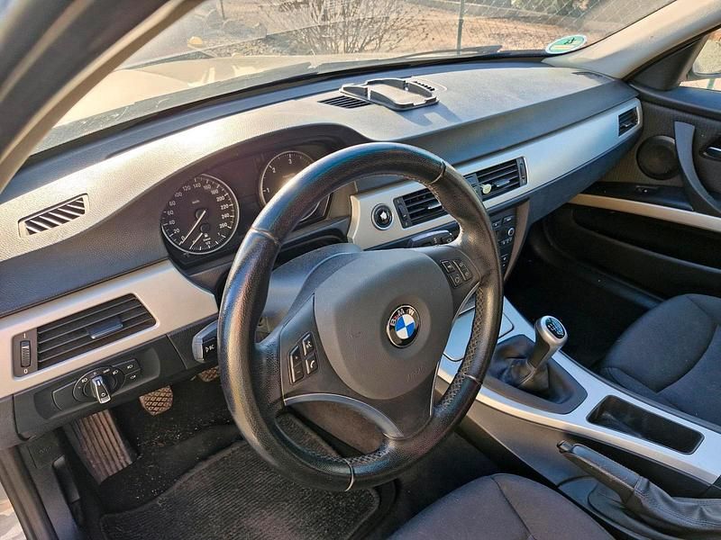 Gebraucht BMW 318 143 PS (105 kW) 2011 Silber Limousine