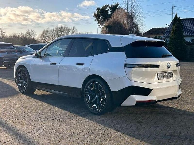 Gebraucht BMW iX Sport Line 239 kW (326 PS) 2024 Mineralweiss (metallic) SUV