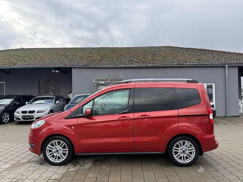 Gebraucht Ford Tourneo Courier Titanium 101 PS (74 kW) 2017 Rot Van / Kleinbus