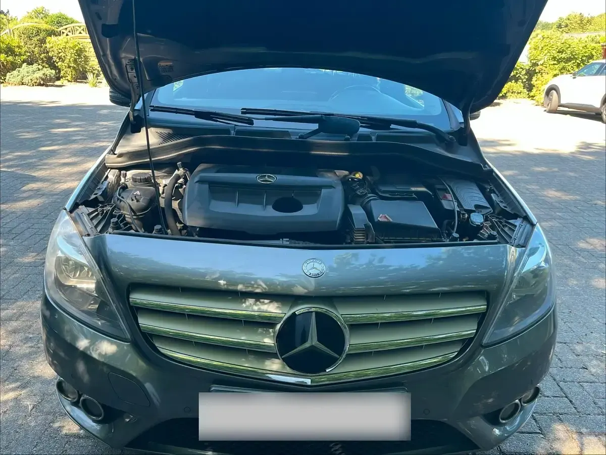 Gebraucht Mercedes B180 109 PS (80 kW) 2014 Grau Kleinwagen