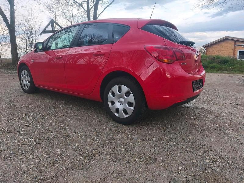 Gebraucht Opel Astra Edition 116 PS (85 kW) 2011 Rot Limousine