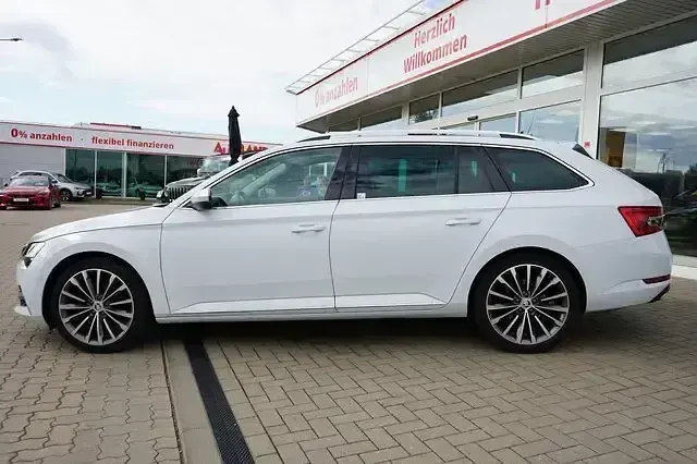 Gebraucht Skoda Superb LAURIN & KLEMENT 200 PS (147 kW) 2023 Weiß Kombi