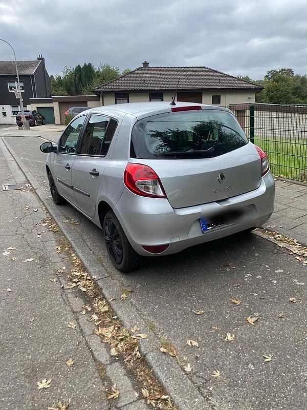 Silber Gebraucht 2012 Renault Clio IV Kleinwagen | 3.200 € - Bild 1/4