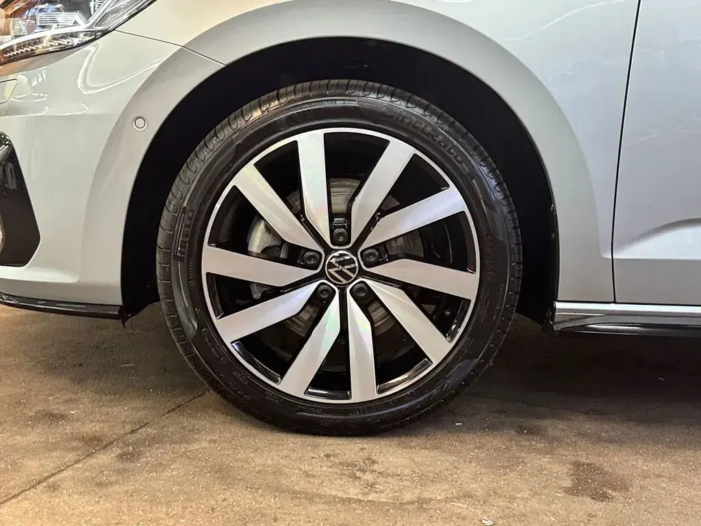 Gebraucht VW Touran Highline 150 PS (110 kW) 2025 Silber Van / Kleinbus