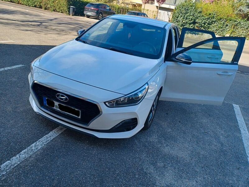 Weiß Gebraucht 2018 Hyundai i30 Passion Limousine | 11.600 € (Fairer Preis) - Bild 1/4
