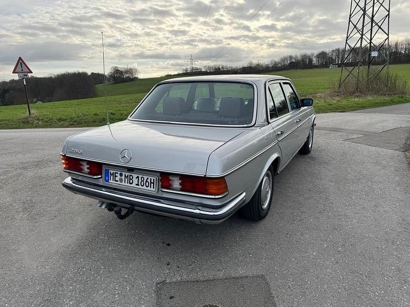 Gebraucht Mercedes 280 185 PS (136 kW) 1981 Silber Limousine