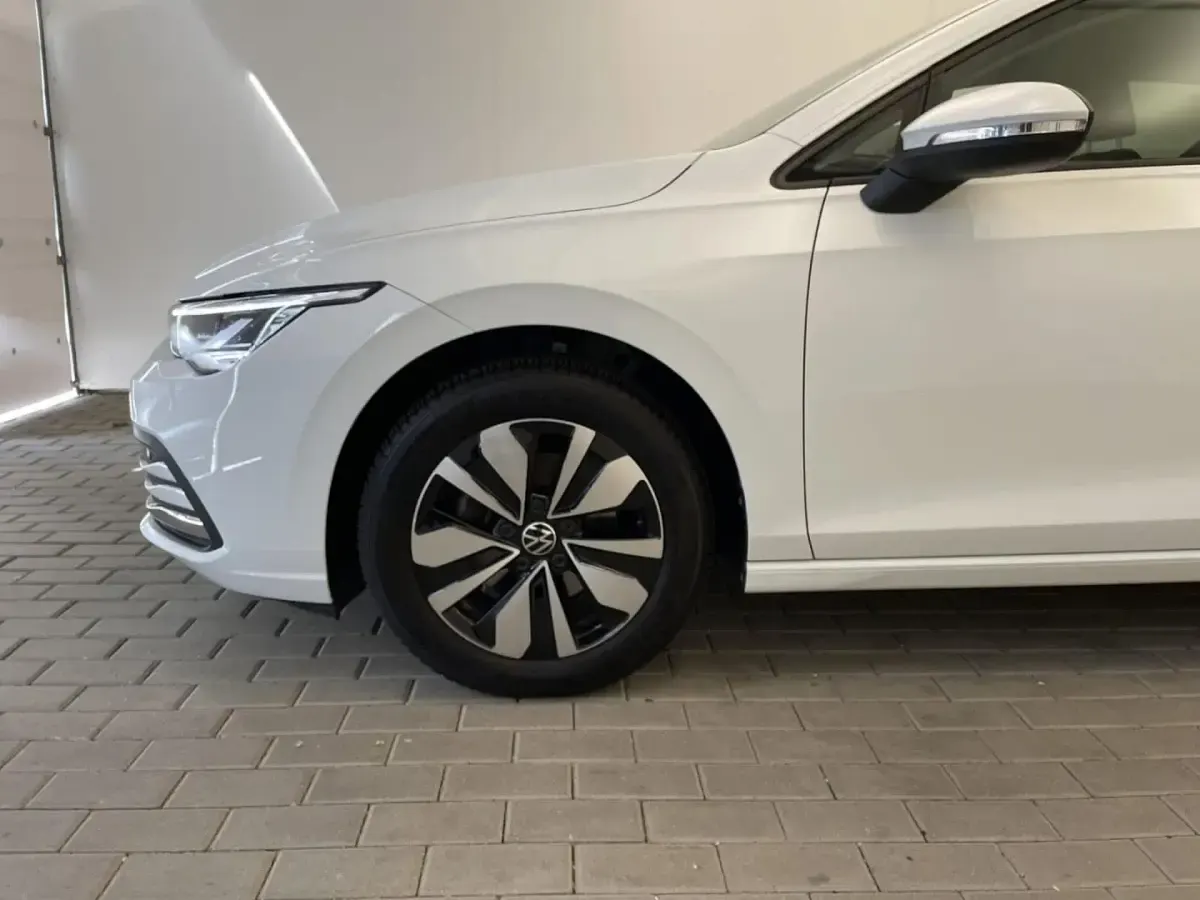 Gebraucht VW Golf VIII Move 150 PS (110 kW) 2024 Weiß Limousine
