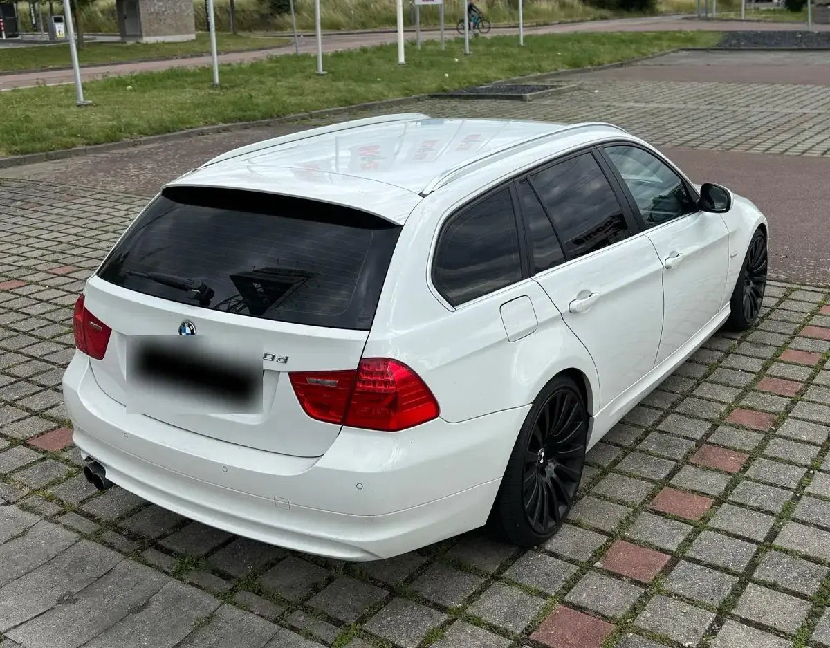Gebraucht BMW 330 Performance 245 PS (180 kW) 2010 Weiß Kombi