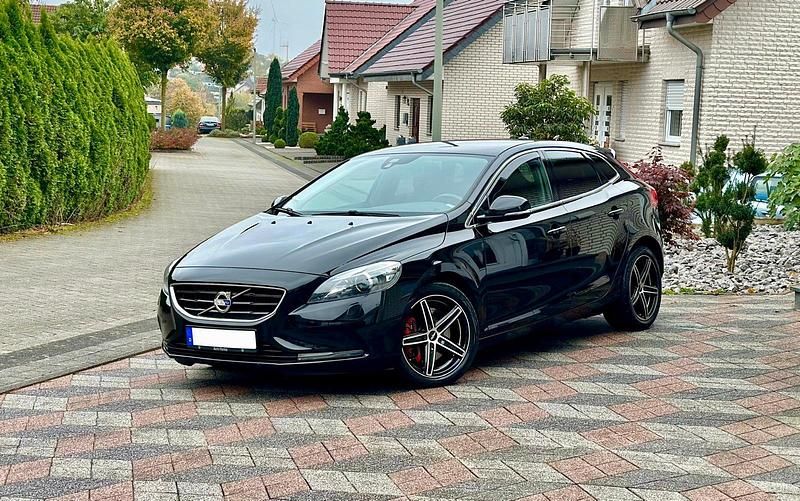Schwarz Gebraucht 2013 Volvo V40 Kleinwagen | 7.850 € (Fairer Preis) - Bild 1/4