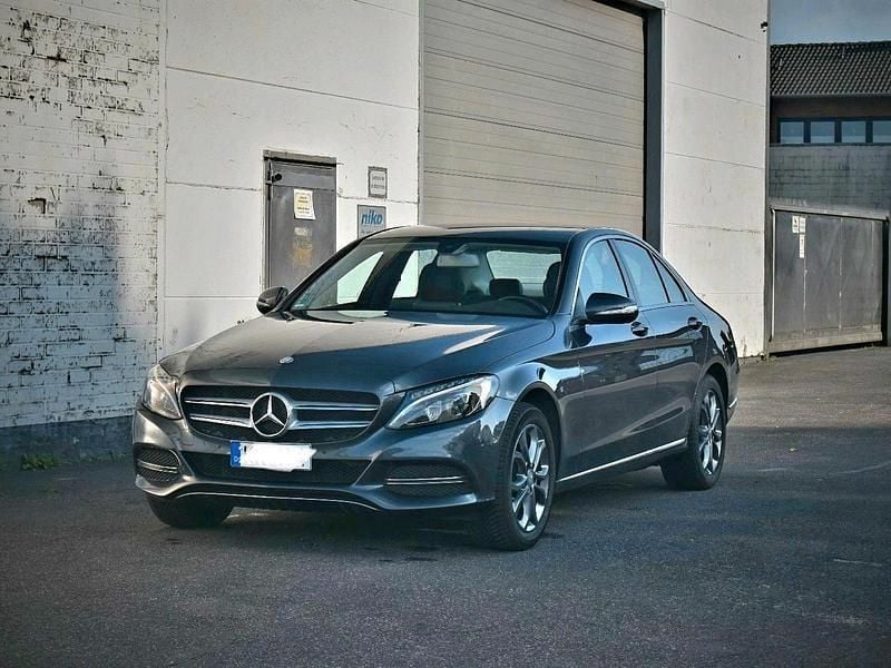 Grau Gebraucht 2014 Mercedes C200 Limousine | 16.500 € - Bild 1/4