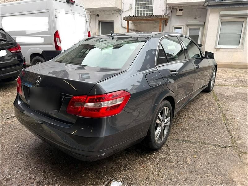 Usado Mercedes E200 136 CV (100 kW) 2009 Gris Berlina