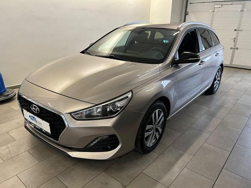 Weiß Gebraucht 2018 Hyundai i30 Passion Kombi | 10.980 € (Etwas zu teuer) - Bild 1/4